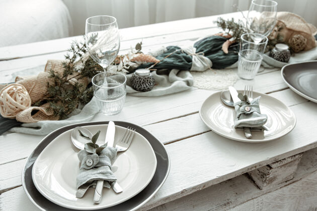 时尚在家里的节日餐桌设置与斯堪的纳维亚装饰细节特写表面优雅蜡烛