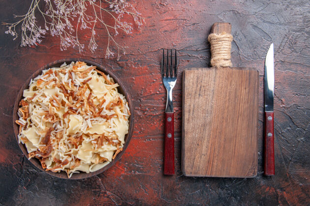 生锈俯视图在深色桌上用米饭切熟面团面团餐食面食顶部