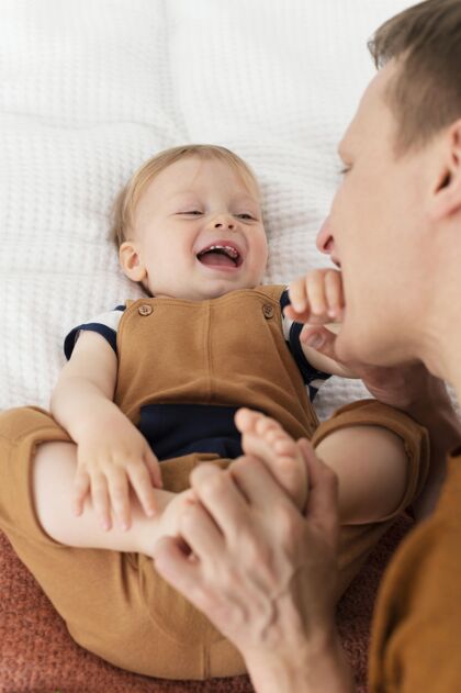 幼儿用笑脸小子把爸爸关起来为人父母生活方式在一起