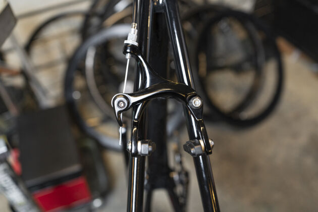 工具特写自行车部分与模糊的背景工作水平自行车店