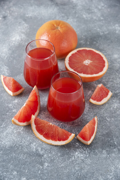 异国情调在木板上放一杯新鲜的柚子汁和水果片美食新鲜健康