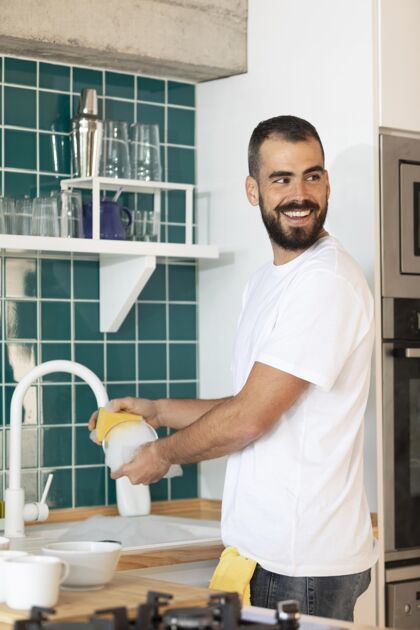 工作中枪笑脸男洗碗厨房在家里中镜头