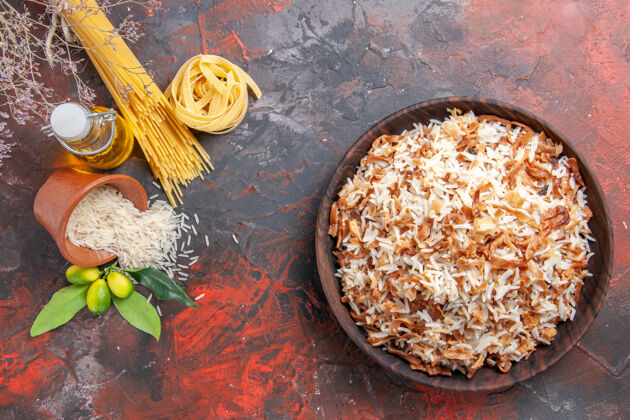 传统顶视图米饭面团片上的深色表面食物照片餐盘米饭晚餐香料