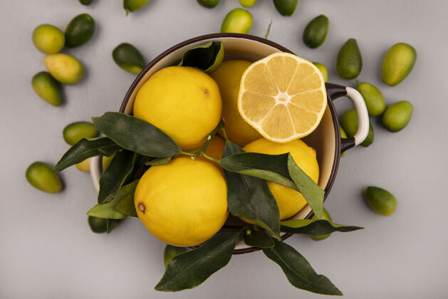 厨房顶视图柑橘类水果柠檬在一个碗与金冈隔离在一个白色的墙壁碗柠檬新鲜