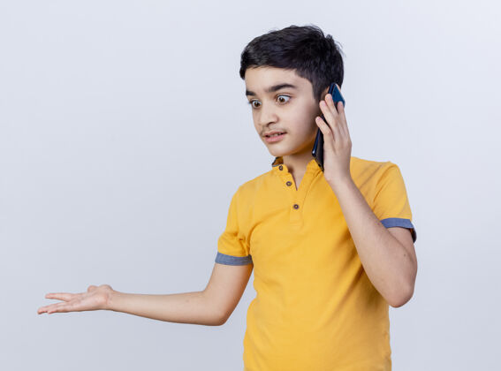 空虚令人印象深刻的年轻白人男孩低头讲电话显示空手孤立在白色背景电话显示白色