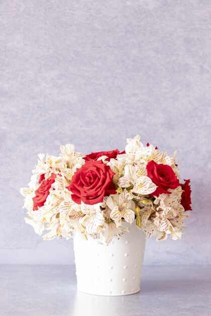 束垂直拍摄一个美丽的花束与红玫瑰和百合花在一个盒子里花花园新鲜