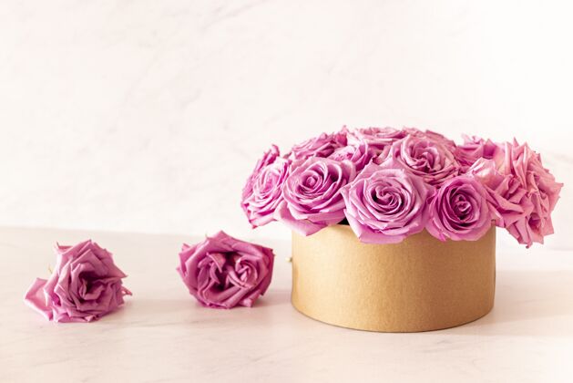 花园美丽的花束与粉红玫瑰在一个粉红色的背景盒叶花花