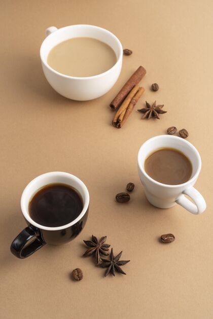 肉桂咖啡杯旁边有肉桂和茴香香味咖啡咖啡豆