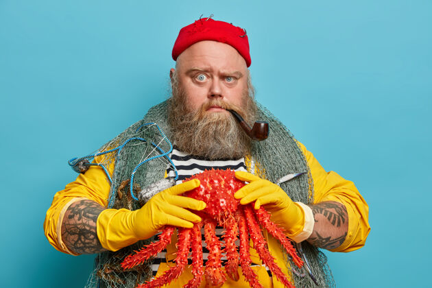 胡须一个严厉严肃的男人 留着浓密的胡须 抱着大红蟹 抽着烟斗 喜欢航海和巡航 戴着红帽子 肩上扛着渔网烟雾人表情
