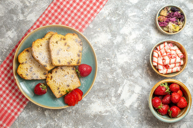 盘子顶视图蛋糕片与新鲜草莓和糖果的轻表面派水果美味草莓午餐