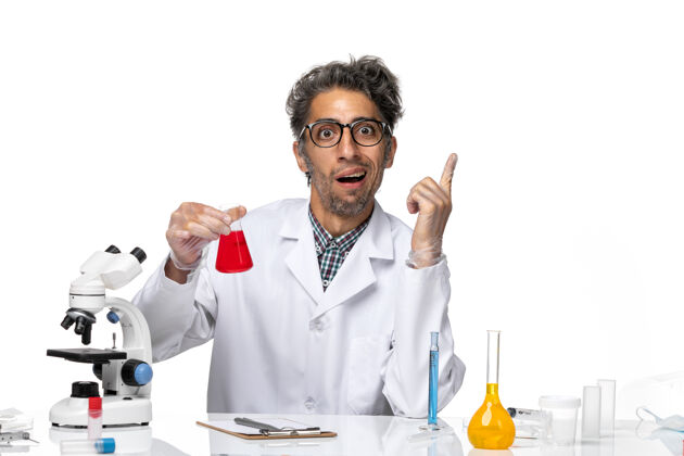 科学正面图身穿医疗服的中年科学家手持红色溶液专业病毒实验室外套