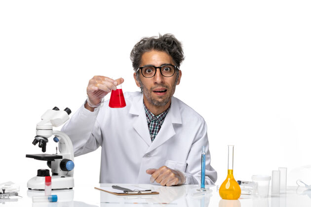 病毒正面图身穿医疗服的中年科学家手持红色溶液实验室外套解决方案科学