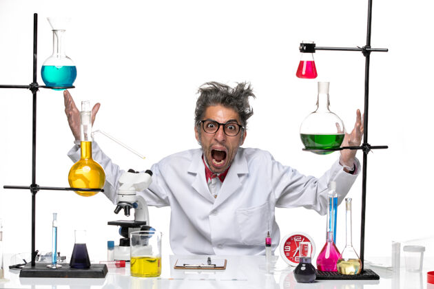 化学前视图穿着医疗服的中年科学家坐着尖叫科学疯狂坐着