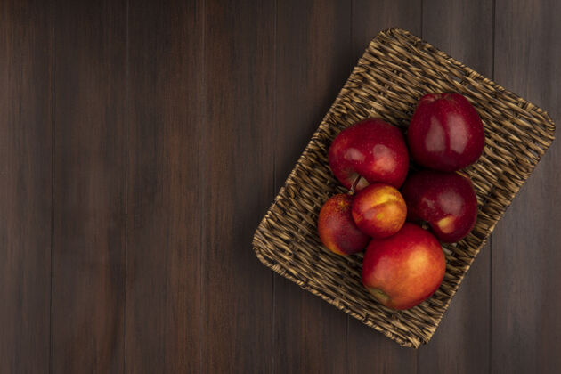 食品新鲜的苹果在柳条托盘上的木墙与复制空间顶视图景观等级中心
