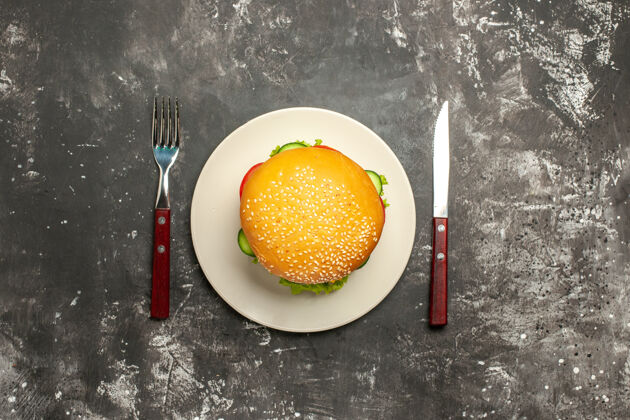 成熟俯瞰美味的肉类汉堡和蔬菜在黑暗的表面面包三明治快餐顶部蔬菜柑橘