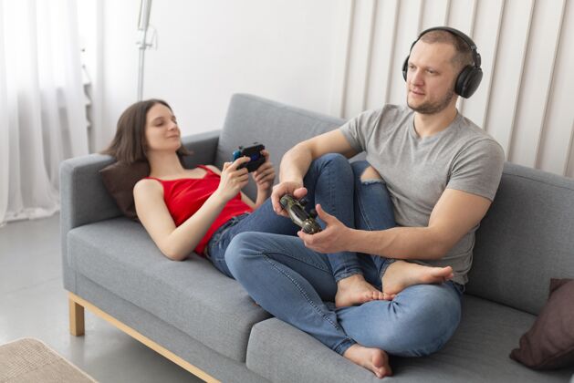 虚拟老婆和老公一起在家玩电子游戏数字游戏享受