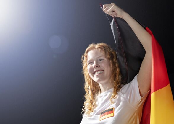 足球联赛拿着德国国旗的欢呼的女人足球杯水平人