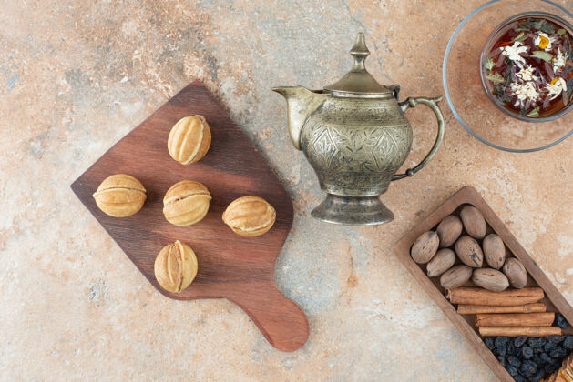 美味古老的水壶和甜甜的圆形饼干在大理石背景上香气茶壶美味
