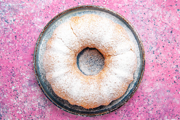 面团粉红色表面形成的糖粉蛋糕圆形顶视图圆形生的含糖