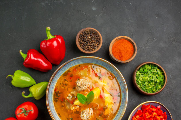 深色俯瞰美味的肉汤和新鲜蔬菜在深色餐桌上的食物照片彩色菜颜色餐厅胡椒