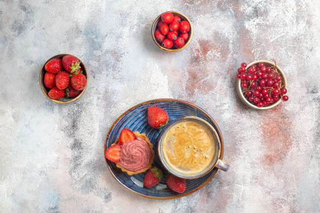 午餐俯瞰一杯咖啡 奶油蛋糕和水果放在浅色桌上 甜甜的饼干蛋糕饼干浆果食物