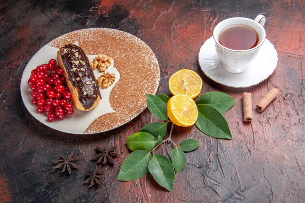 早餐俯瞰美味的巧克力和一杯茶在黑暗的桌子上馅饼甜点蛋糕甜食物甜点馅饼