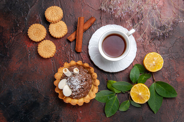 早餐俯瞰一杯茶 美味的蛋糕和饼干放在深色的桌子上甜甜的饼干美味咖啡餐