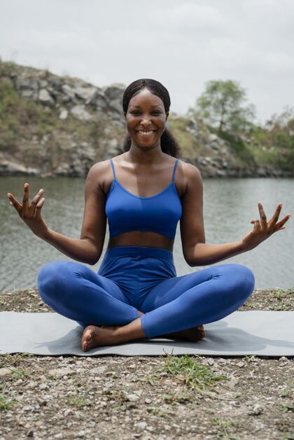 放松教瑜伽姿势的女人内心平静老师人体