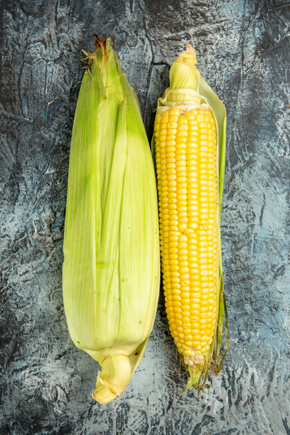 食物顶视图新鲜生玉米黄色植物上暗表浅绿色照片谷物顶部种子
