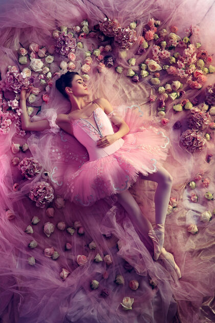 背景甜美的梦美丽的年轻女子在粉红色芭蕾舞团芭蕾舞团俯瞰周围的鲜花春天的心情和珊瑚光温柔女性人当代