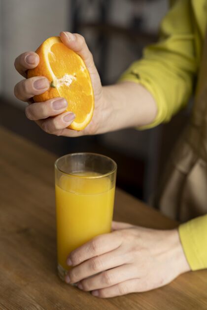 美食特写手挤橙汁安排食物分类