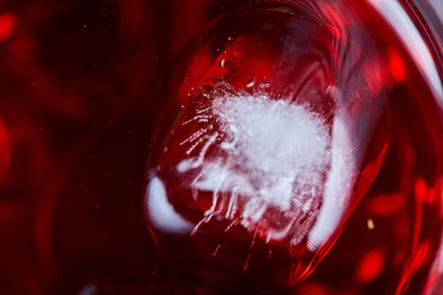 自然桌上放了一杯加冰的红酒 特写酒杯酒精酒庄