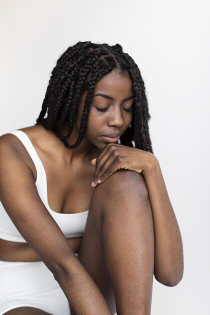 年轻一个美丽的非洲裔美国女人的肖像积极护理皮肤