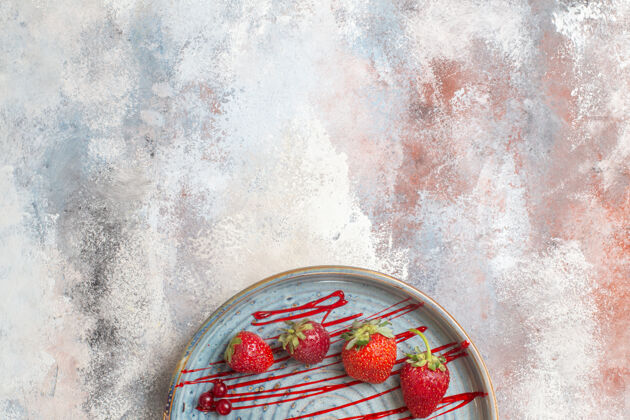 美味的奶油蛋糕俯瞰美味的奶油蛋糕和水果放在浅色桌上饼干甜蛋糕甜点草莓健康饼干