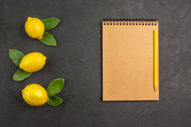 健康顶视图新鲜的酸柠檬在黑暗的地板上柠檬柑橘黄色的水果柠檬柑橘笔记本