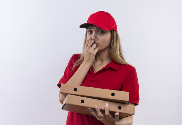帽子一个穿着红色制服 戴着帽子 拿着披萨盒 手放在嘴上 被隔离在白墙上的年轻送货女孩穿着制服年轻人