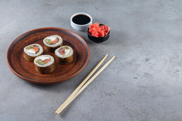 鱼美味的寿司卷和金枪鱼放在石桌上卷美食海鲜