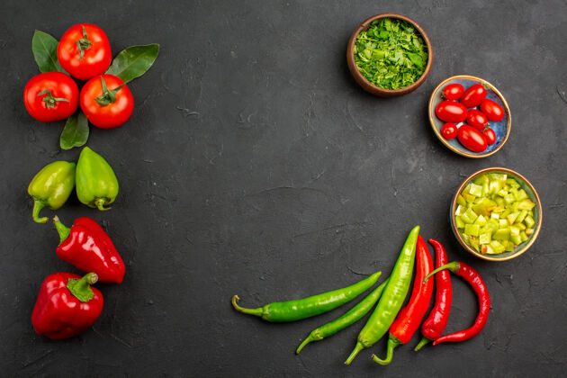 蔬菜俯瞰新鲜蔬菜和绿色的深色餐桌沙拉成熟的餐色辣椒顶视图绿色