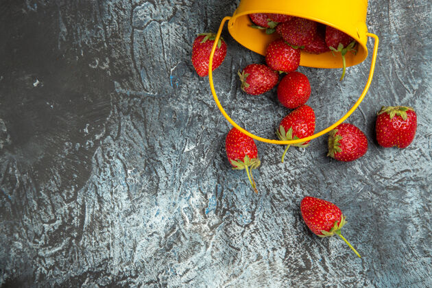 甜点顶视图新鲜草莓在篮子里放在深色的桌子上颜色浆果维生素深色水果颜色
