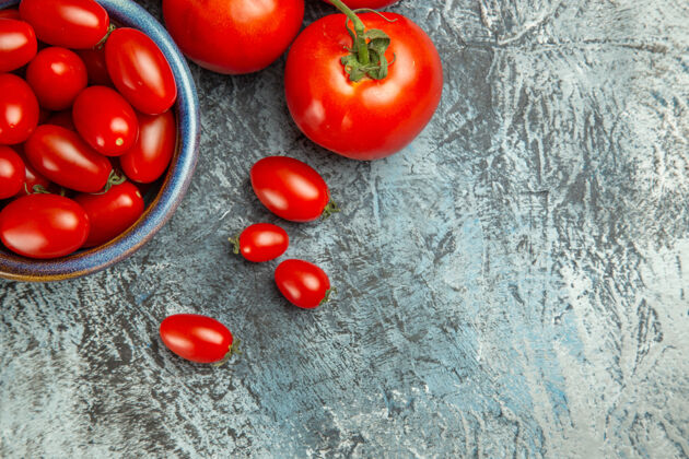 顶部顶视图新鲜的红色西红柿在黑暗的光表照片黑暗沙拉健康沙拉健康食品