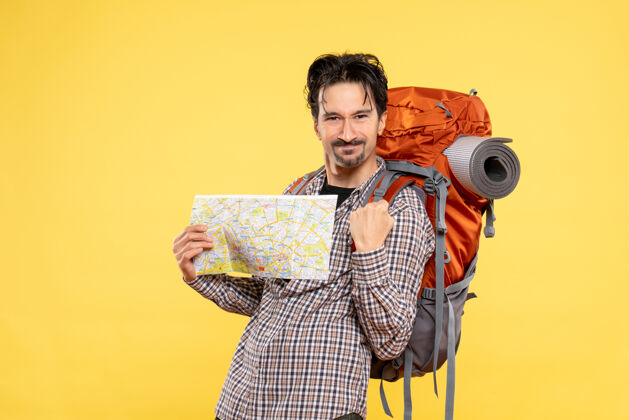 肖像正面图年轻男性手持黄色地图准备远足校园徒步旅行空气