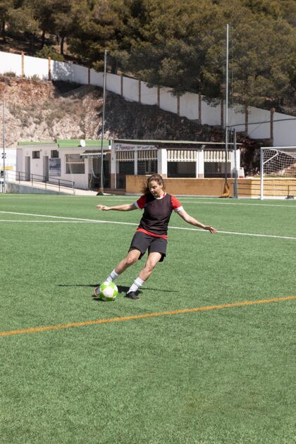 足球在户外踢足球的全镜头女人运动运动健康
