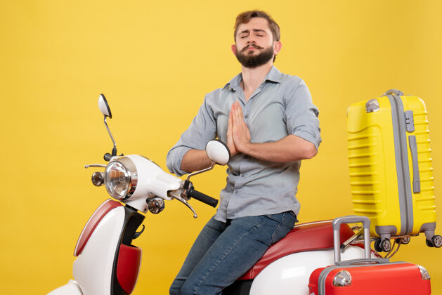 车辆旅游概念与年轻的情感胡须男子坐在摩托车上梦想黄色年轻人传送带人