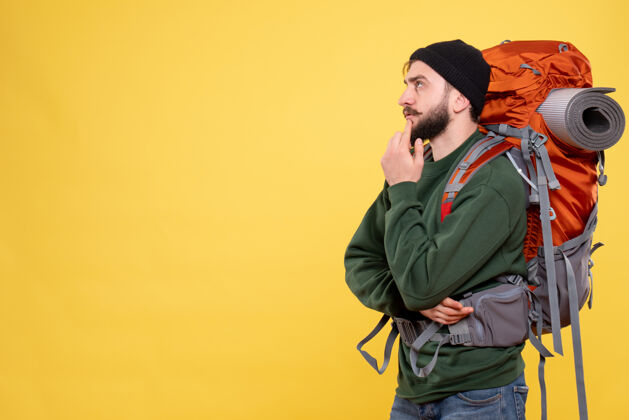男子汉带着背包的体贴年轻人的旅行理念俯瞰图自信帅哥上衣