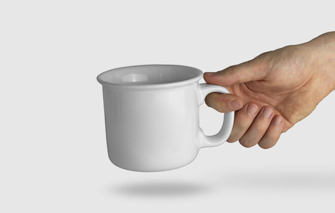 现实孤立的手拿着一个白色的杯子模型手杯子