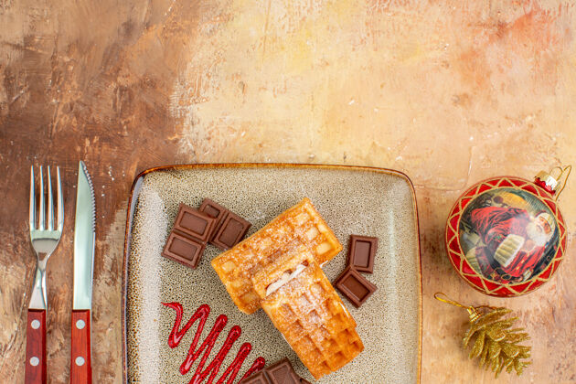 包装在棕色桌子上俯瞰美味的巧克力华夫饼包饼干页面