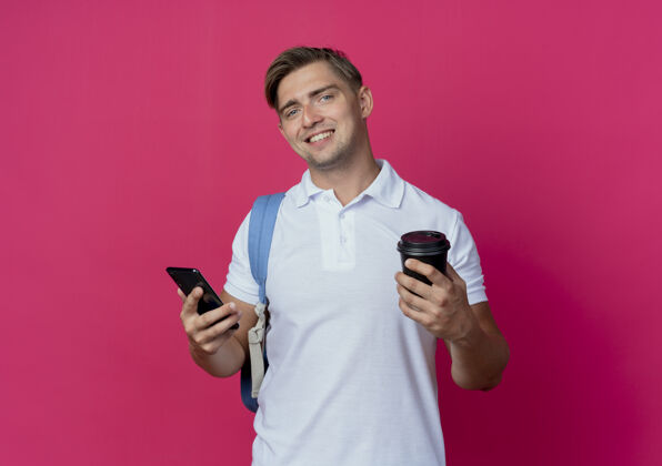 咖啡笑容可掬的年轻帅气男生背着书包端着一杯咖啡电话包学生