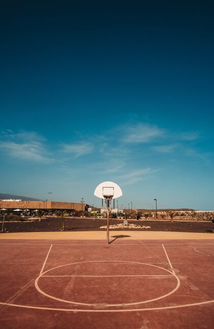 运动员篮球场的垂直镜头 篮球圈在蓝天下清晰可见设备动作天空