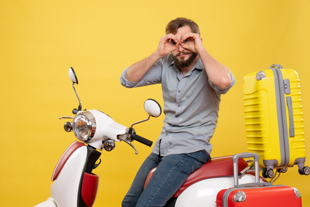 微笑旅游概念与年轻的情感胡须男子坐在摩托车上作出黄色的手势年轻人摩托车摩托车