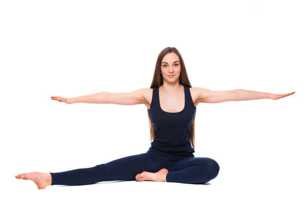 人在白色背景上做瑜伽练习的运动型年轻女子灵活女孩健康